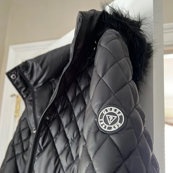 Guess diamond quilted black jacket w belt and hood. - Picture 2 of 9